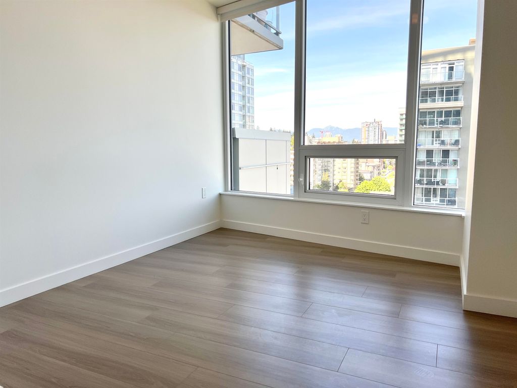 listing image 1100036394254935393