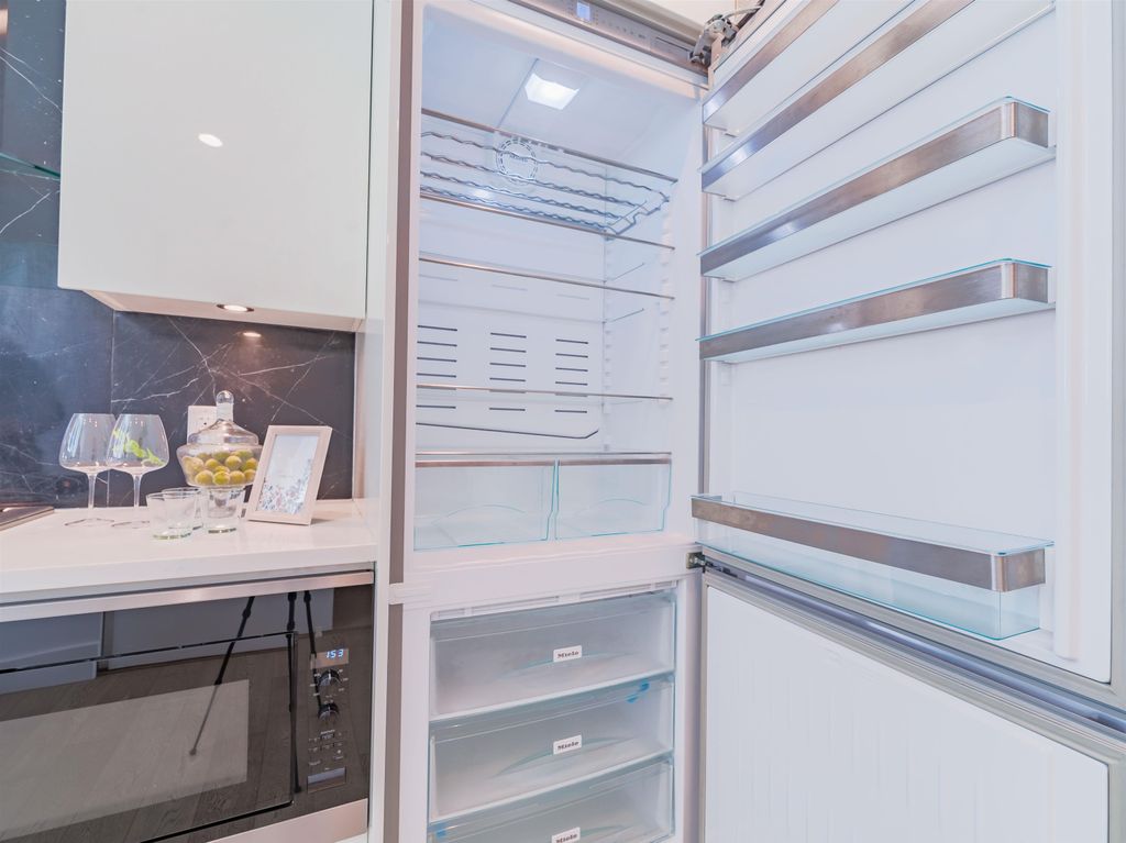 listing image 1102742794161303497