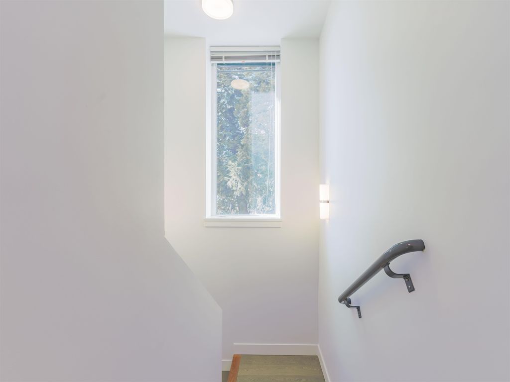 listing image 1105137687384084415