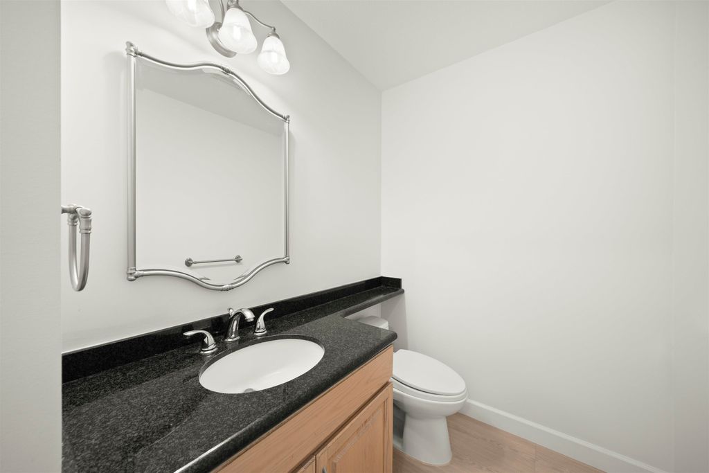 listing image 1106912537447793473