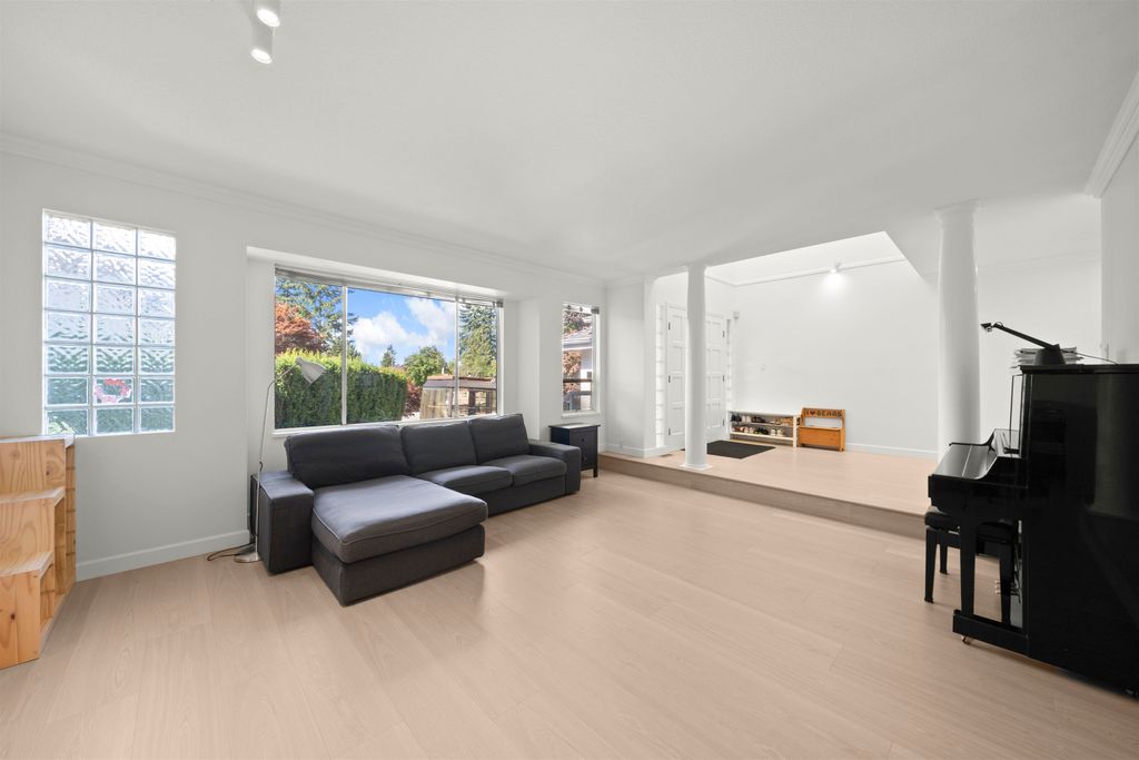 listing image 1102448785363260156