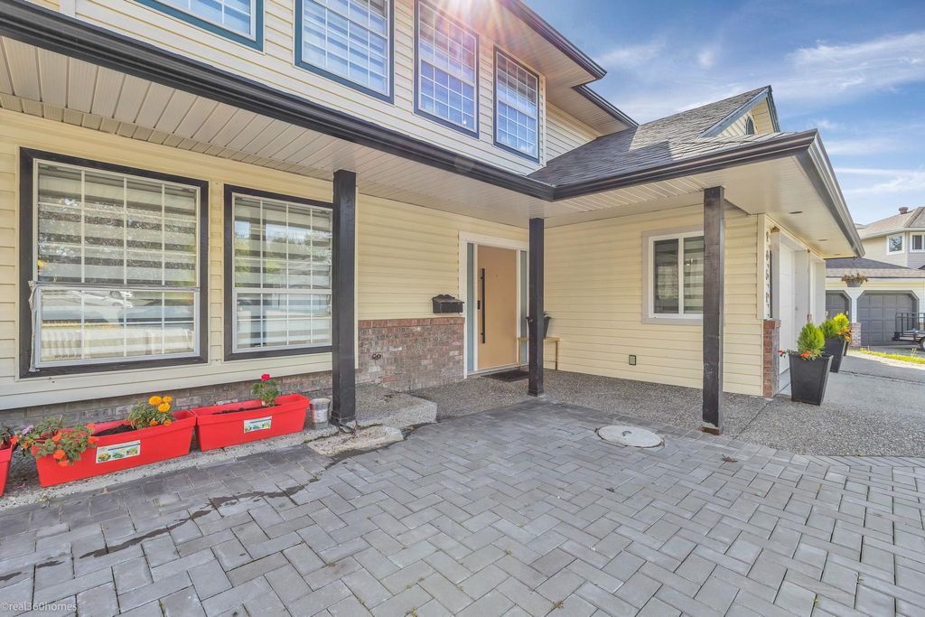Photo of 2952 Sidoni Place, Abbotsford, BC V2T 5K1 (MLS # R3108726)