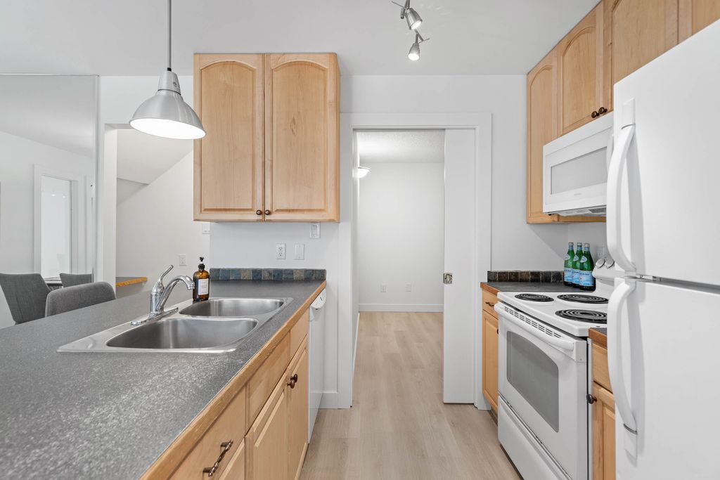 listing image 1102438033346178055