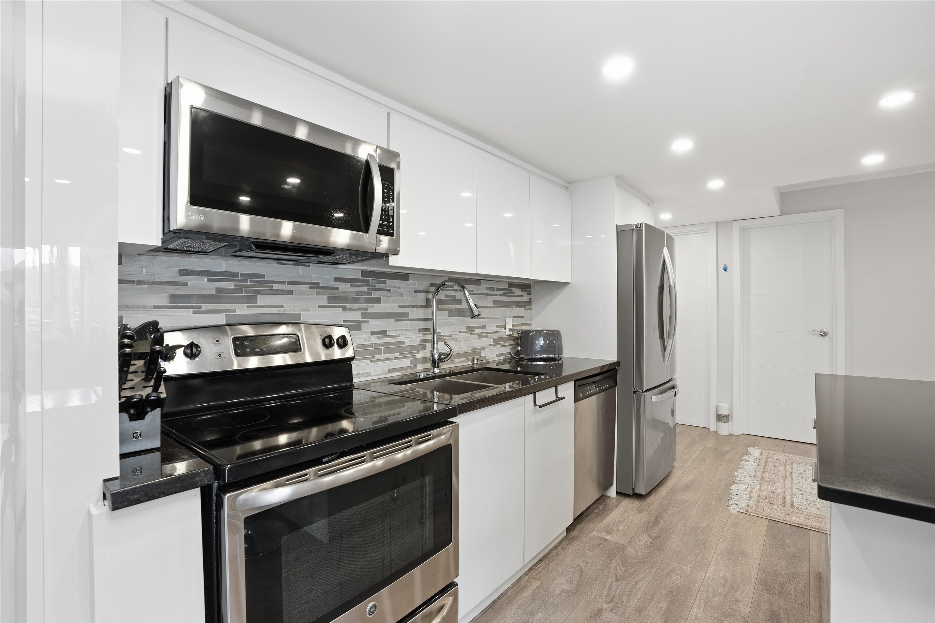 2024 Fullerton Avenue 2006