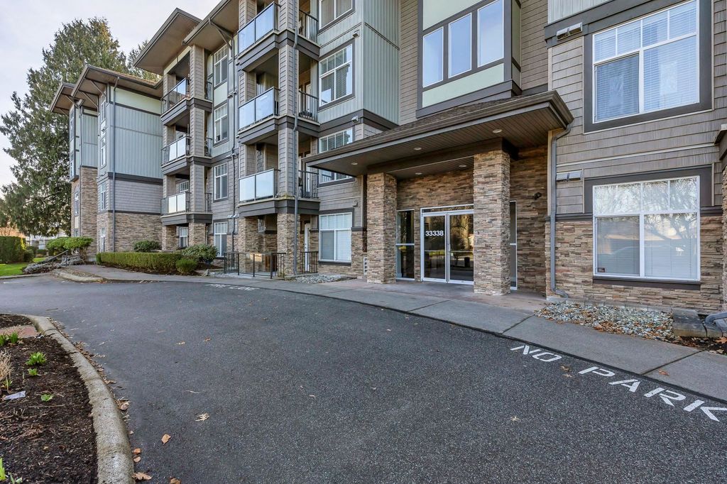Photo of 33338 Mayfair Avenue #105, Abbotsford, BC V2S 0A4 (MLS # R3112458)