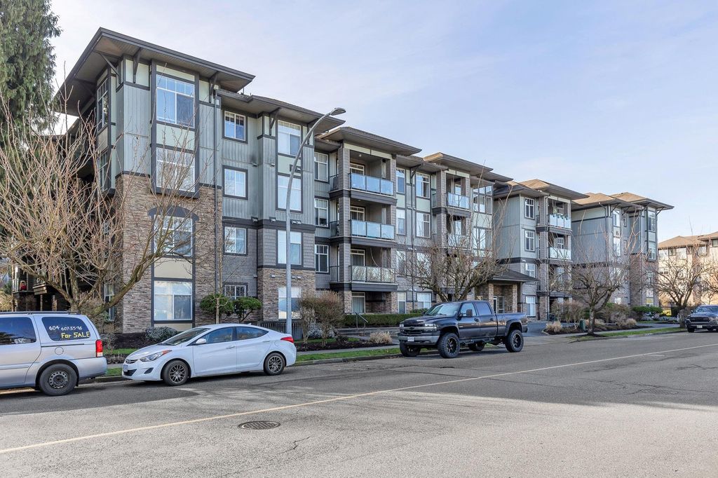 Photo of 33338 Mayfair Avenue #105, Abbotsford, BC V2S 0A4 (MLS # R3112458)