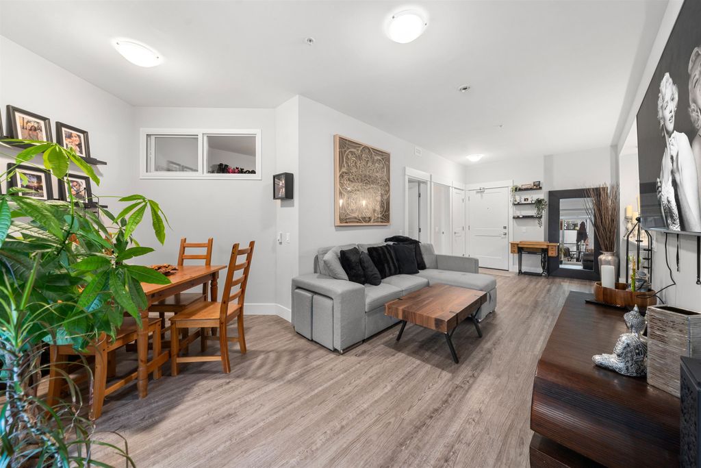 listing image 1107108477330804608