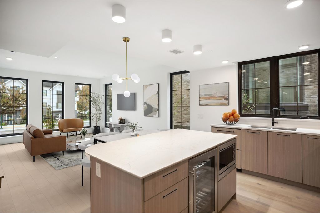 listing image 1106799853113054332