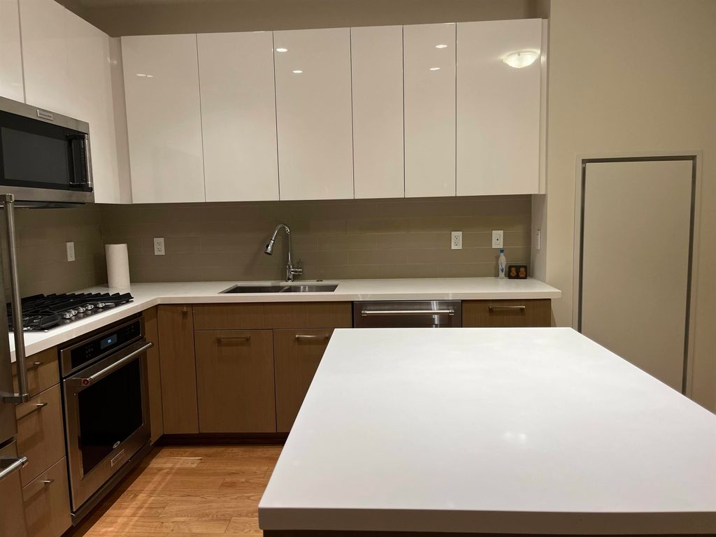 listing image 1101932393912348731