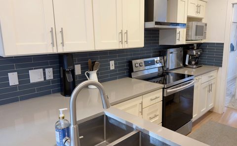 2118 Eastern Avenue 10 North Vancouver BC V7L 3G3