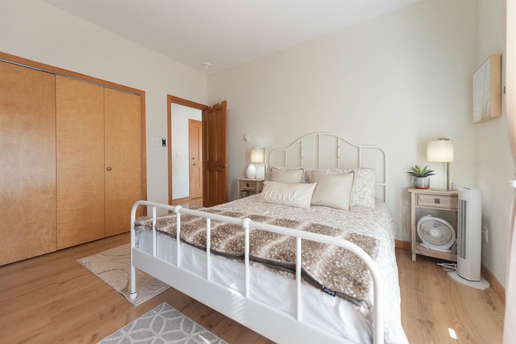 listing image 1104795308566589569