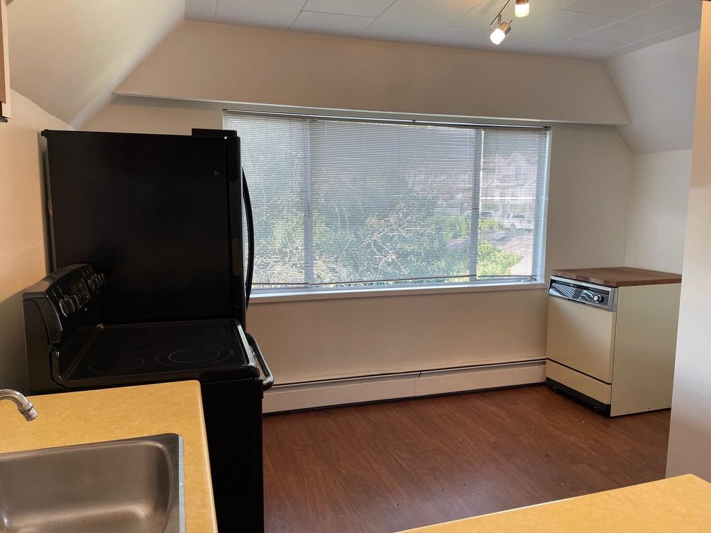 listing image 1104180273343403258