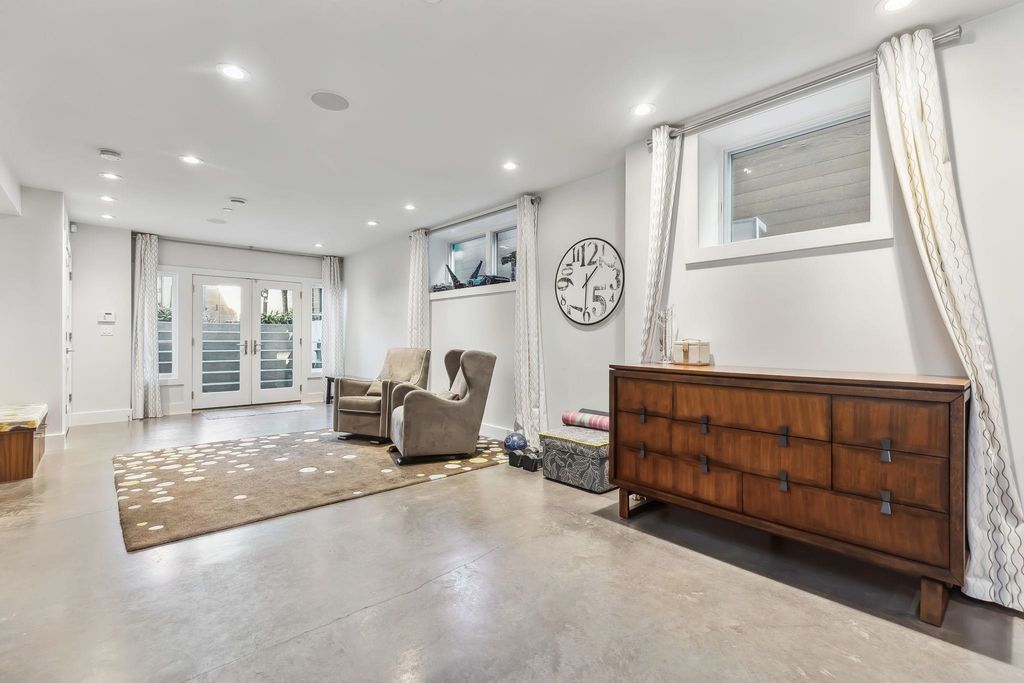 listing image 1104987762651018438