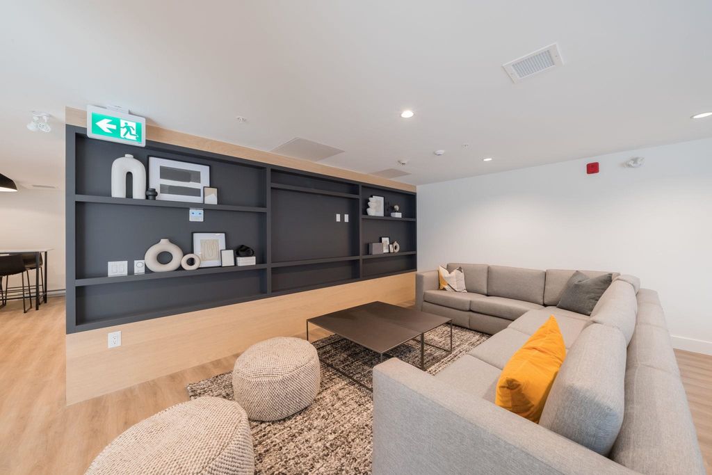 listing image 1106980921250593472