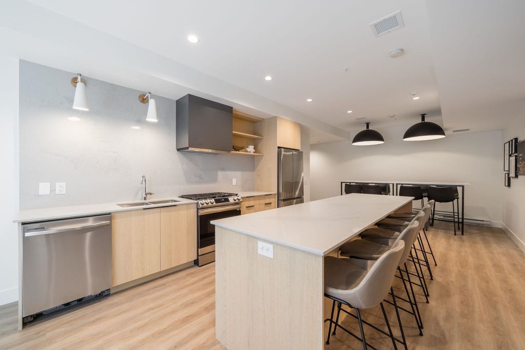 listing image 1106915934557579493