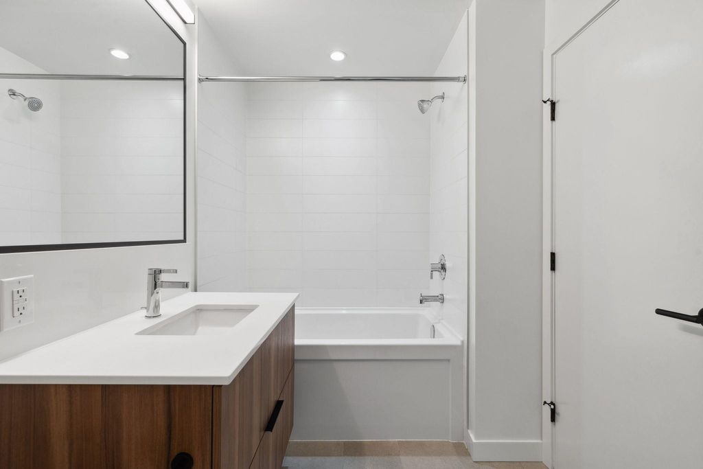 listing image 1106547698099361310