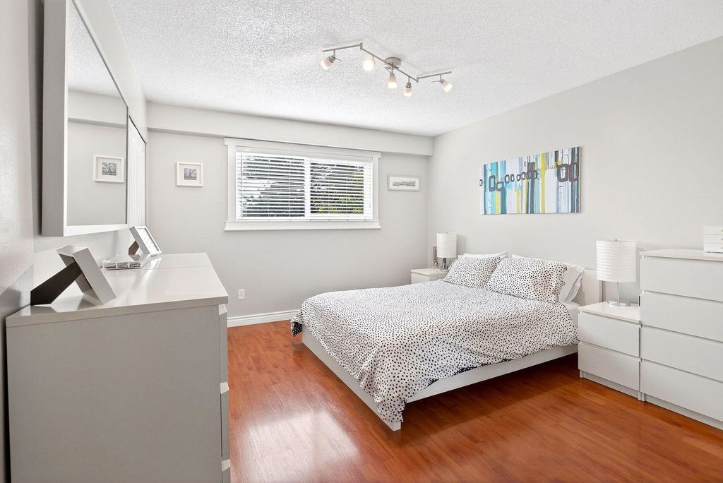 listing image 1105465764335449306