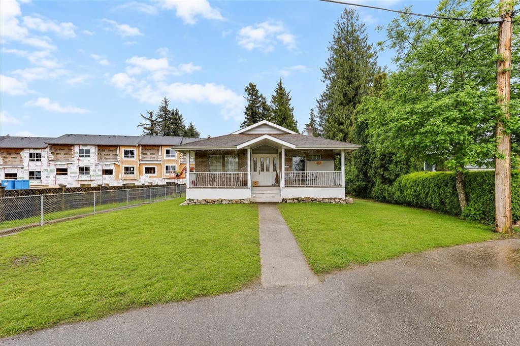 Photo of 31960 Royal Crescent, Abbotsford, BC V2T 2J3 (MLS # R3158227)