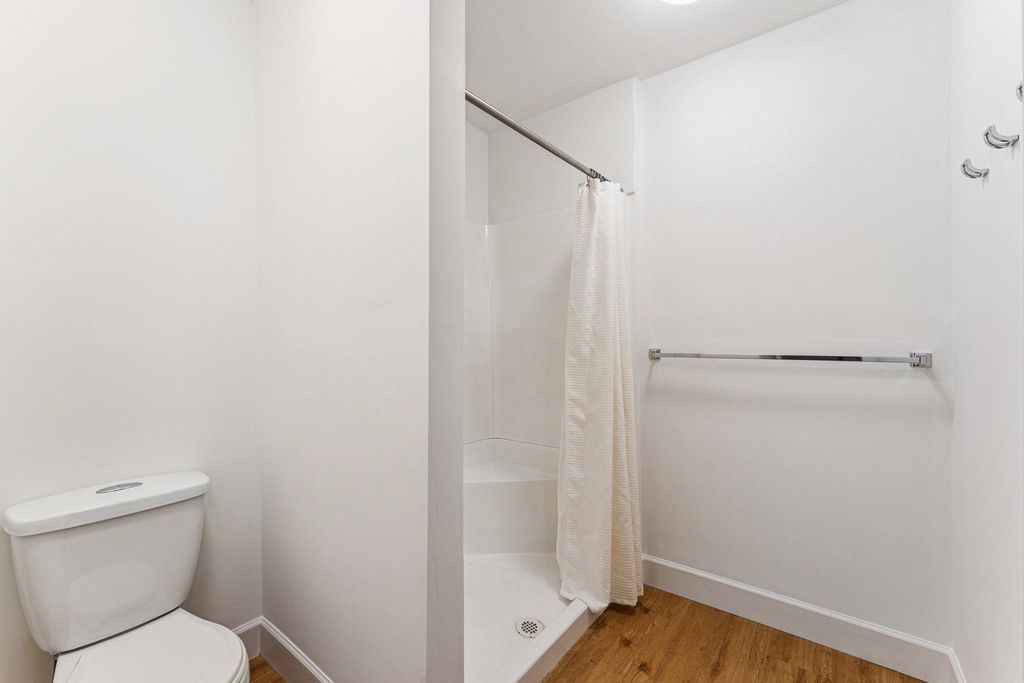 listing image 1105533507401981073