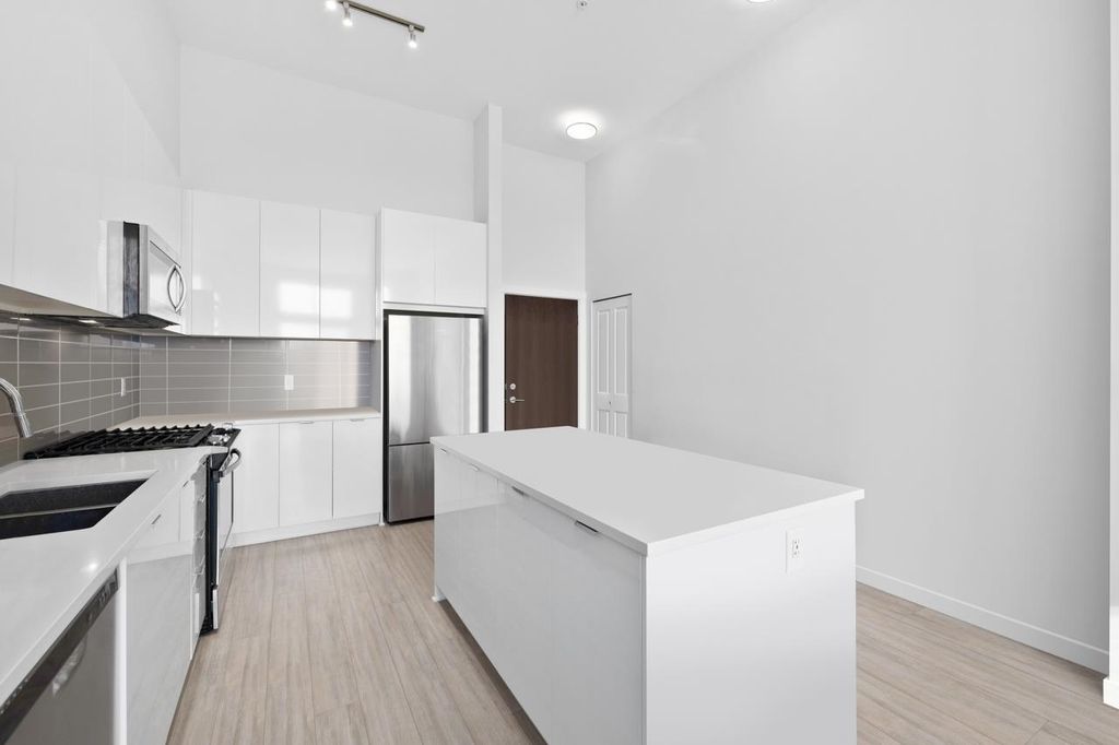 listing image 1102651473694972057