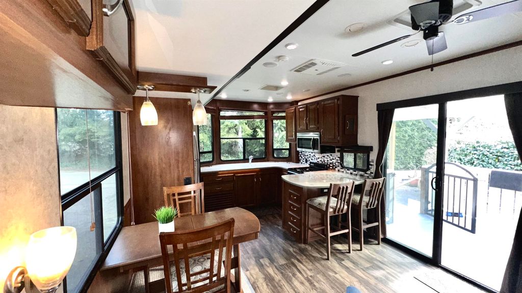 listing image 1102767575660530112