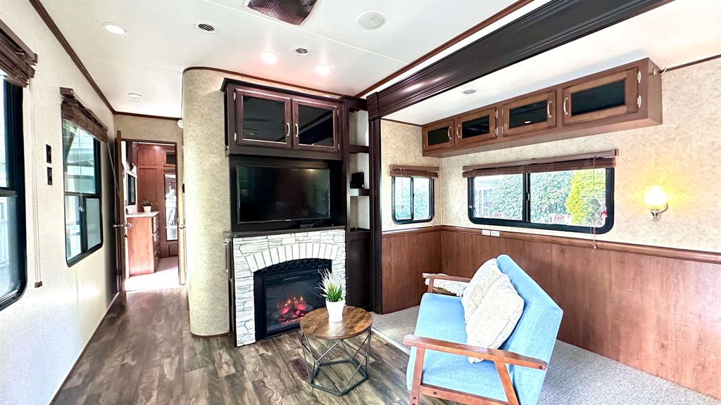listing image 1101574115199568315