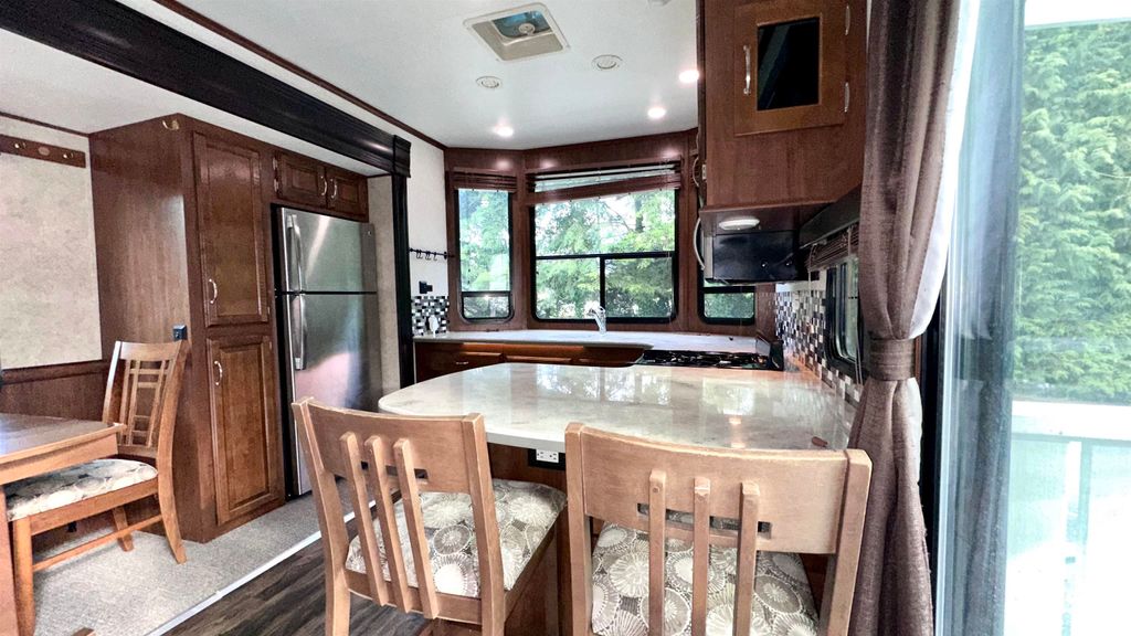 listing image 1101369484116243327