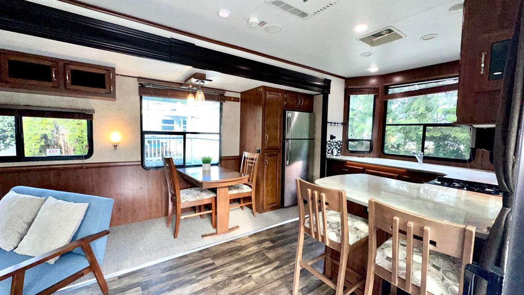 listing image 1102776216136524169