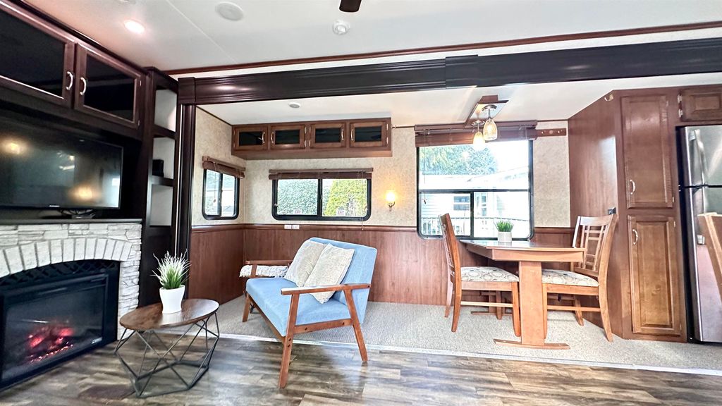 listing image 1100390587610368565