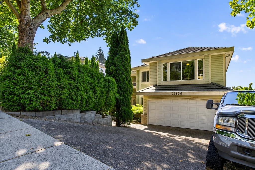 Photo of 23836 Zeron Avenue, Maple Ridge, BC V2W 1E3 (MLS # R3157889)