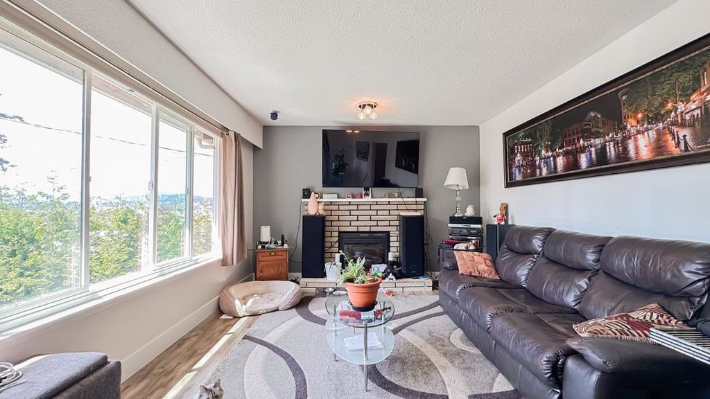 listing image 1103962094475546130