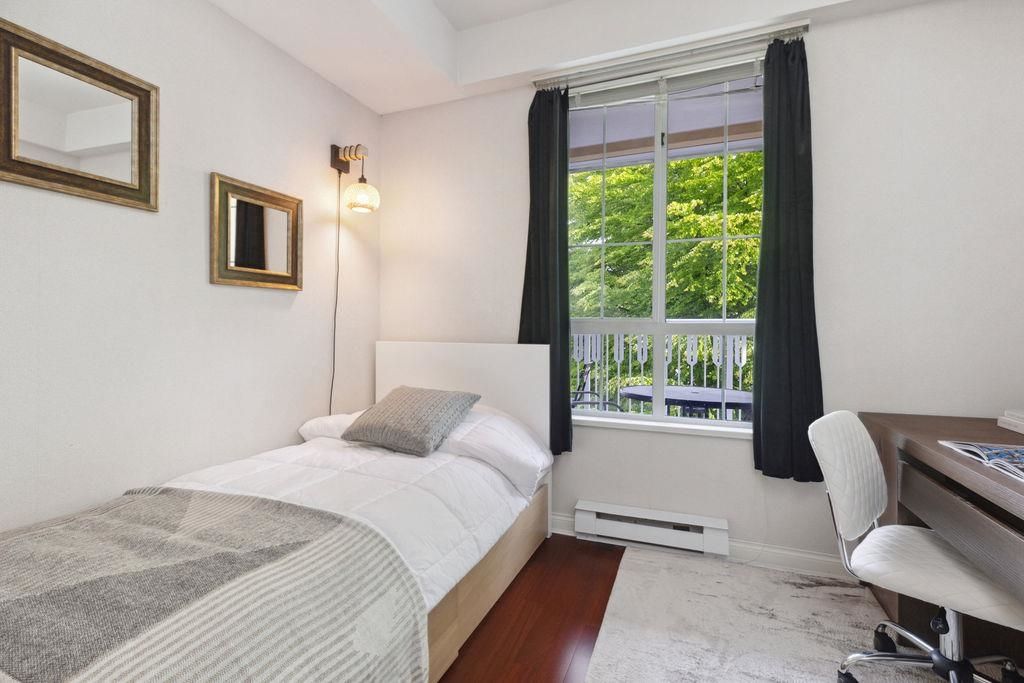 listing image 1109065759975460583