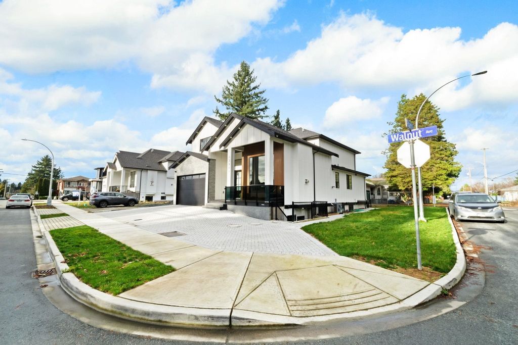 Photo of 33995 Walnut Avenue, Abbotsford, BC V2S 2S6 (MLS # R3112404)