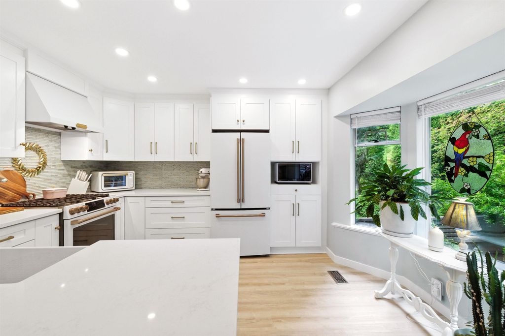 listing image 1104332660818096121