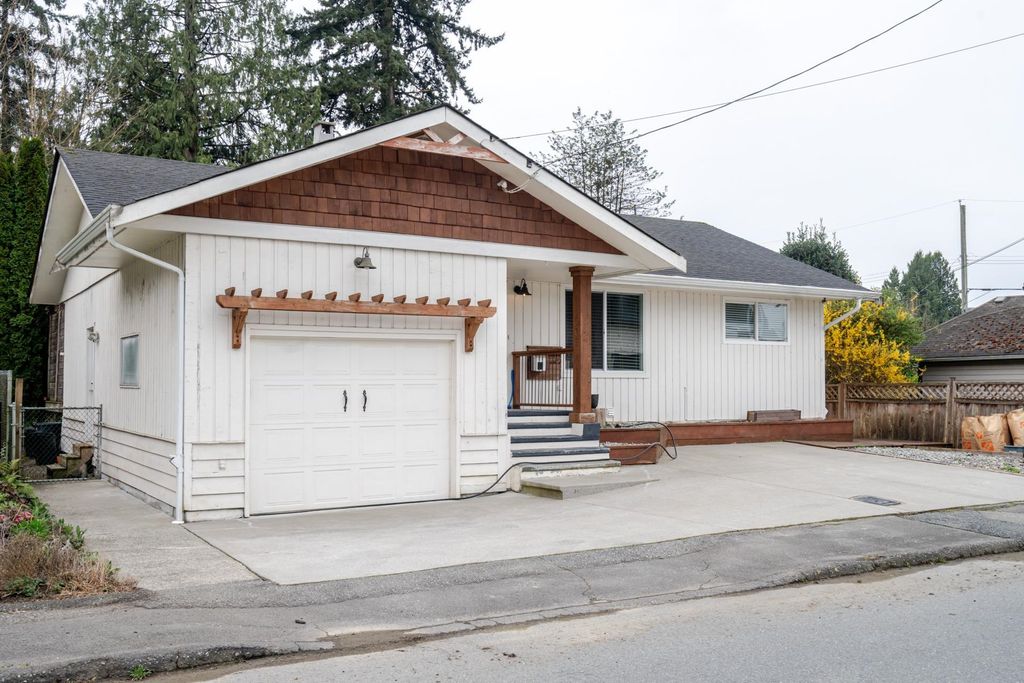Photo of 33986 Walnut Avenue, Abbotsford, BC V2S 2S5 (MLS # R3110367)