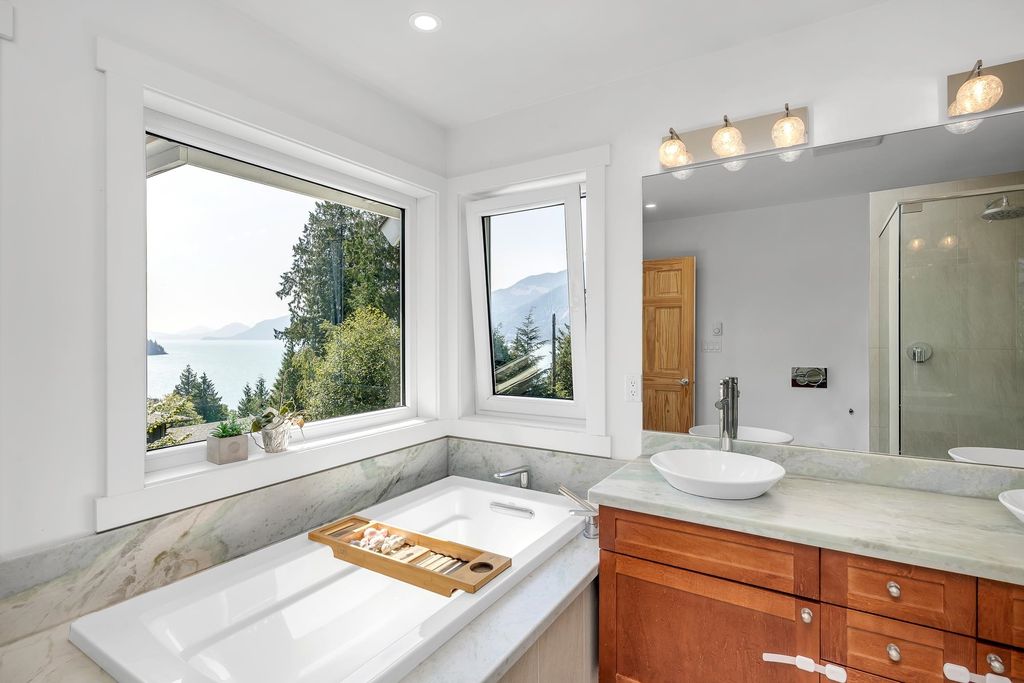 listing image 1107388386787573693