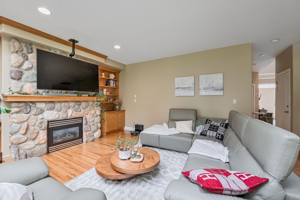listing image 1104873530557872592