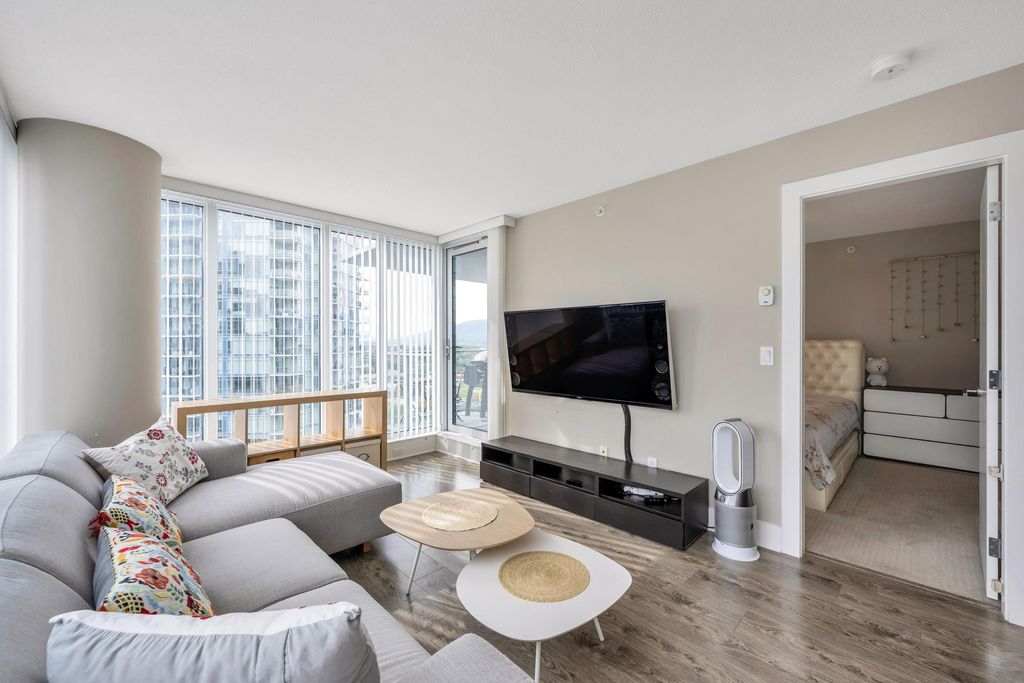 listing image 1103707081477887296