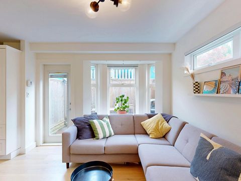 1672 E Pender Street 101 Vancouver BC V5L 1W3