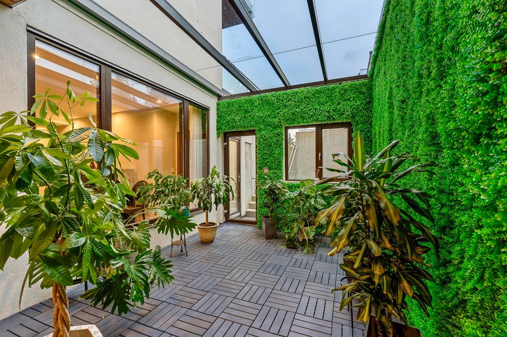 listing image 1106217107424453939