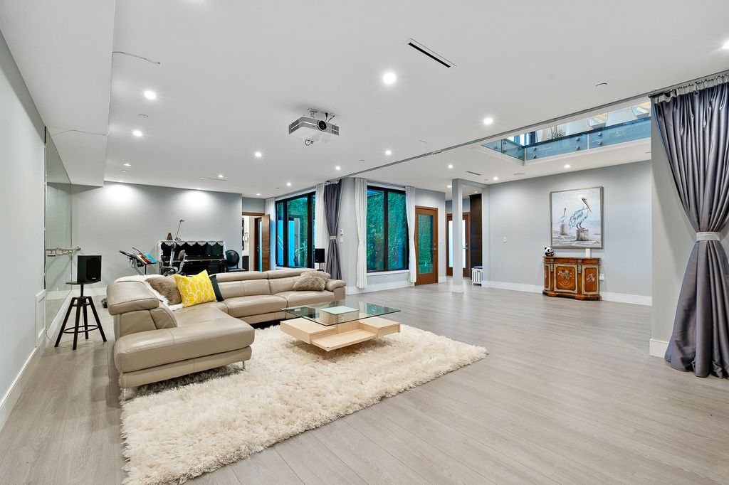 listing image 1102102268202680513