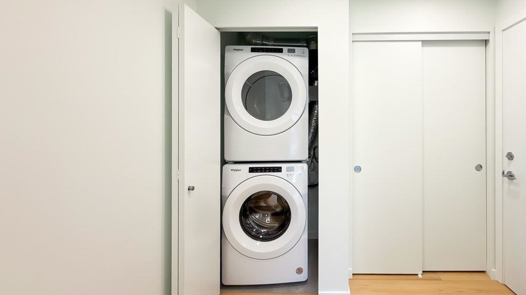 listing image 1100429587200226119