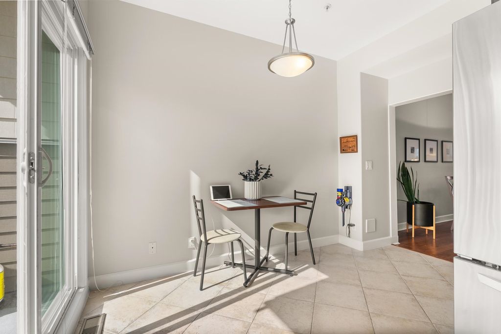 listing image 1104683452808259609