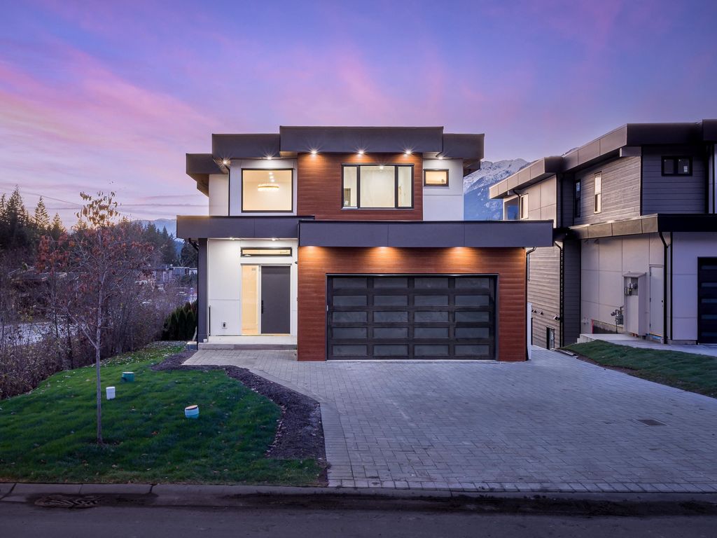 listing image 1104102395840420682