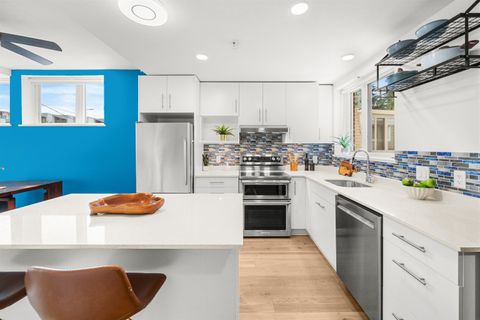 2137 Chesterfield Avenue TH5 North Vancouver BC V7M 2P7