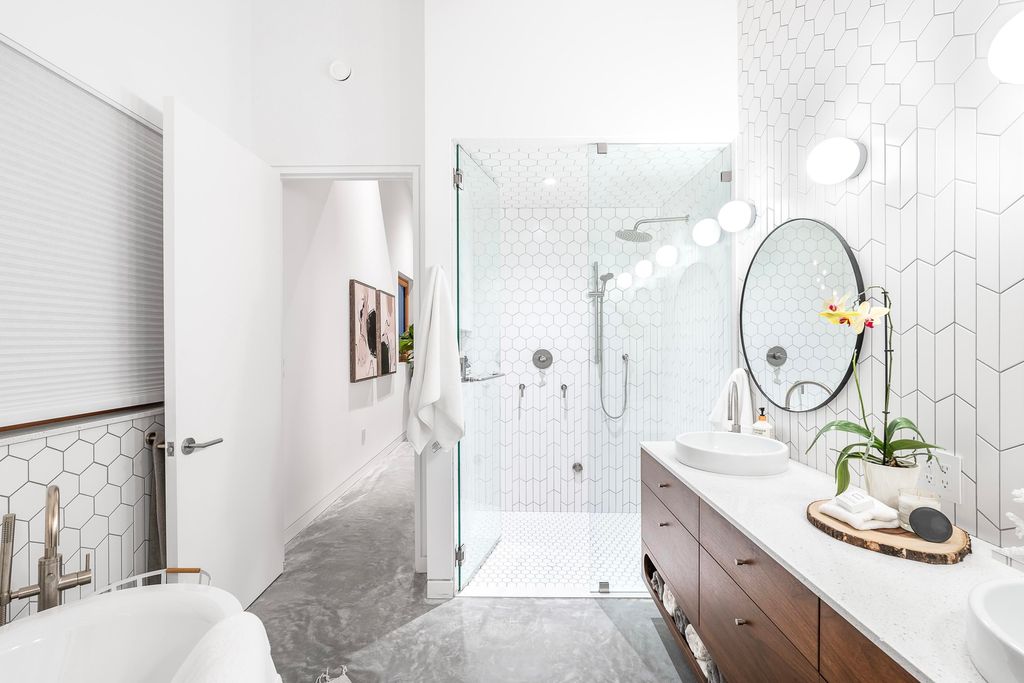 listing image 1104674002609638673