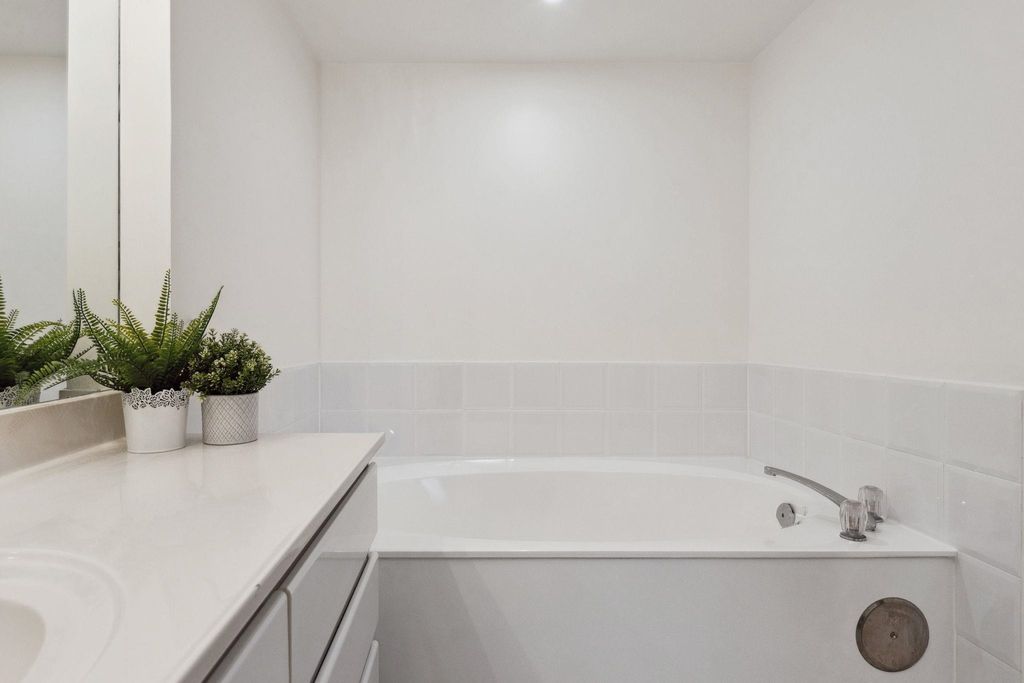 listing image 1106173389525081604