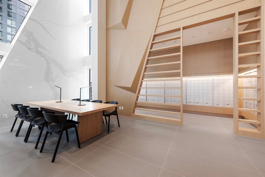 listing image 1104758404143597133