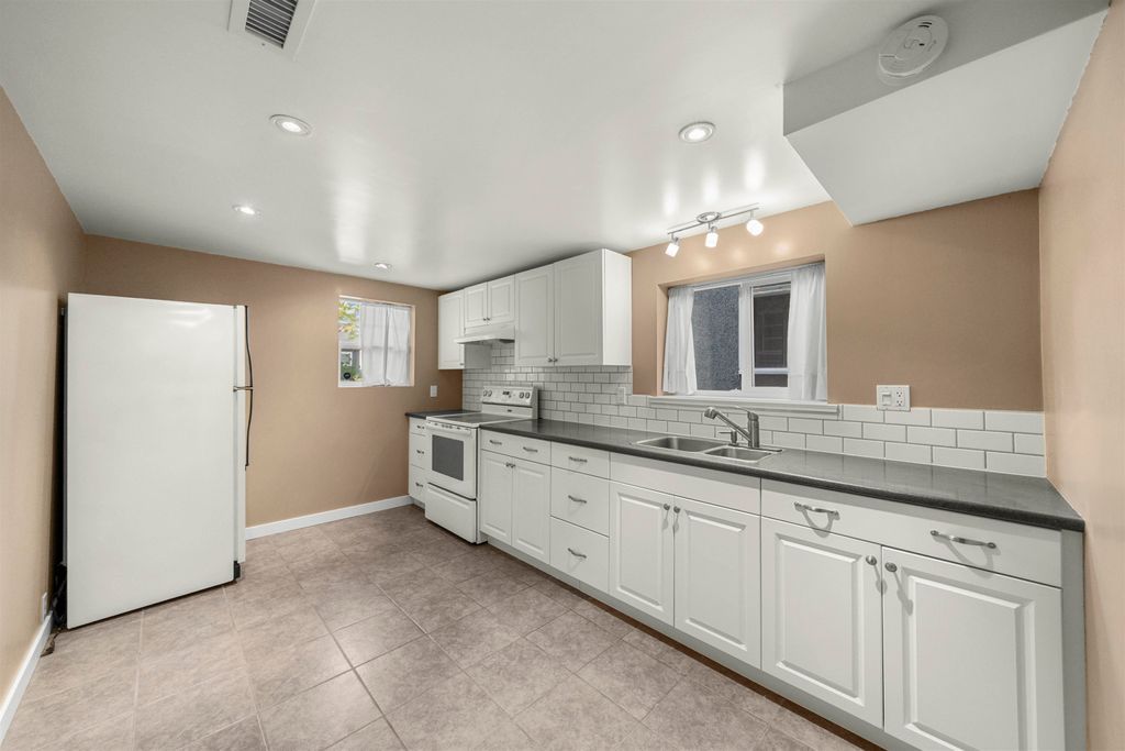 listing image 1109400998030040768