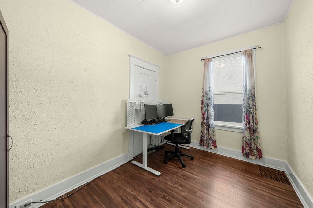 listing image 1106872557263052940